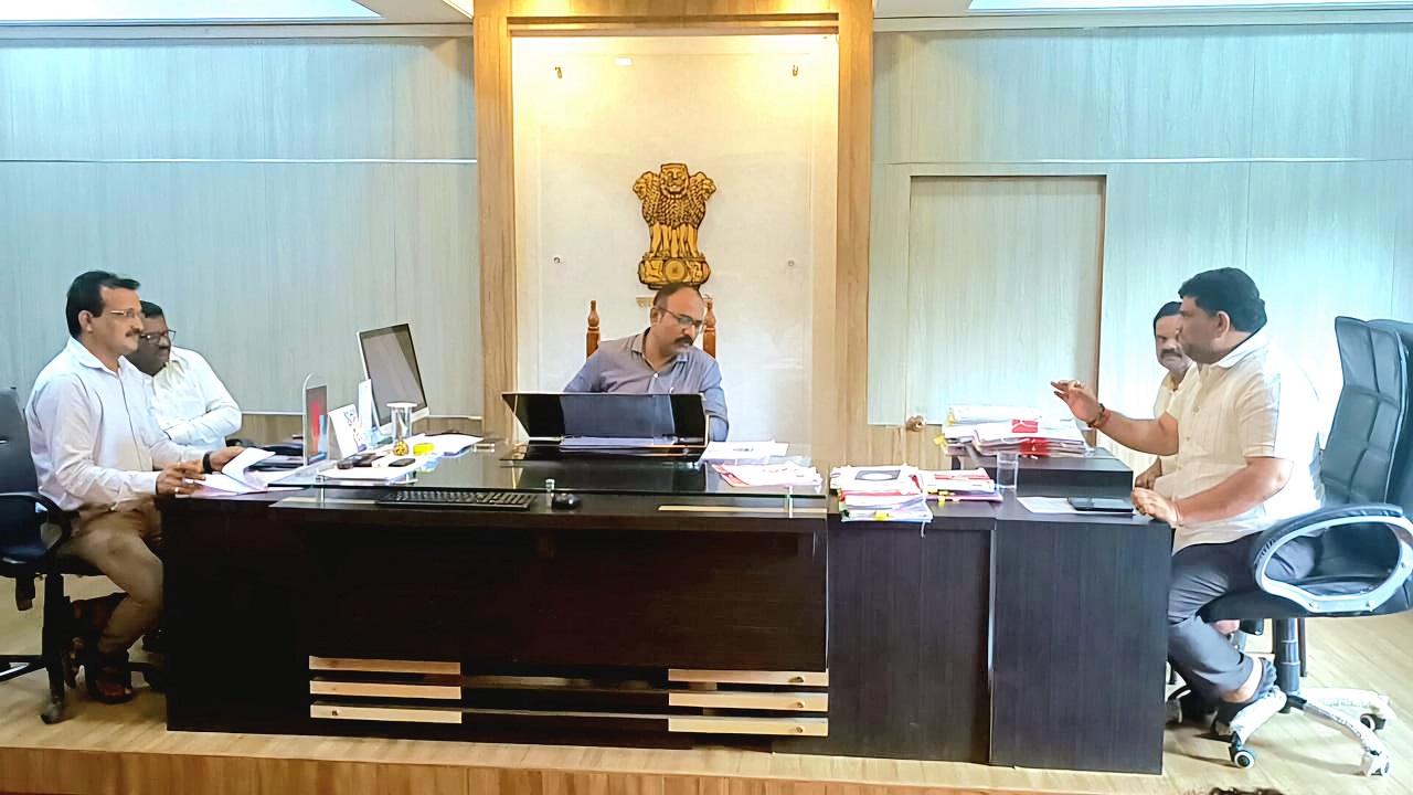 जलजीवन मिशनचे ५० लाखावरील निधीचे एकही काम पुर्ण नाही, आ. वैभव नाईक यांनी अधिकाऱ्यांना घेतले फैलावर