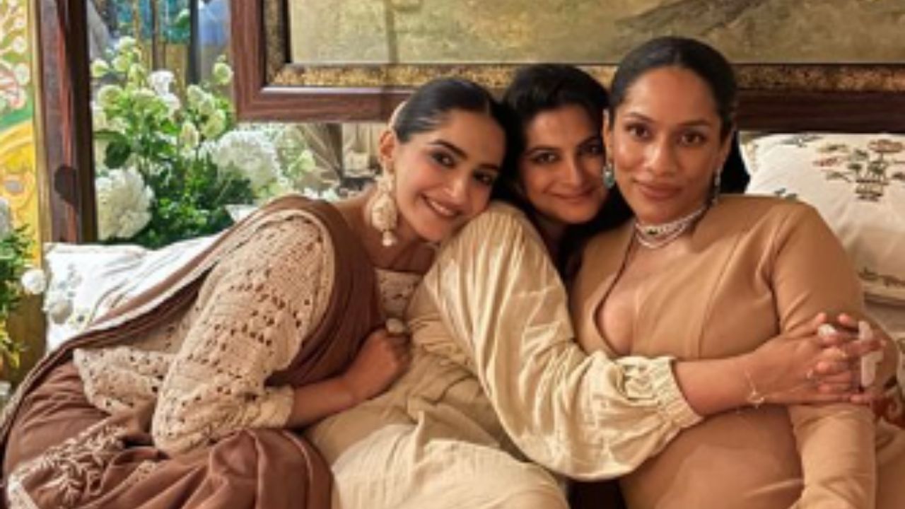 ब्राऊन कलरच्या ड्रेसमध्ये मसाबा खूपच सुंदर दिसत होती. त्याच वेळी, भावी आजी आणि मसाबाची आई अभिनेत्री नीना गुप्ता देखील तिच्या सुंदर शैलीने चाहत्यांच्या नजरा वेधून घेतल्या आहेत. 
