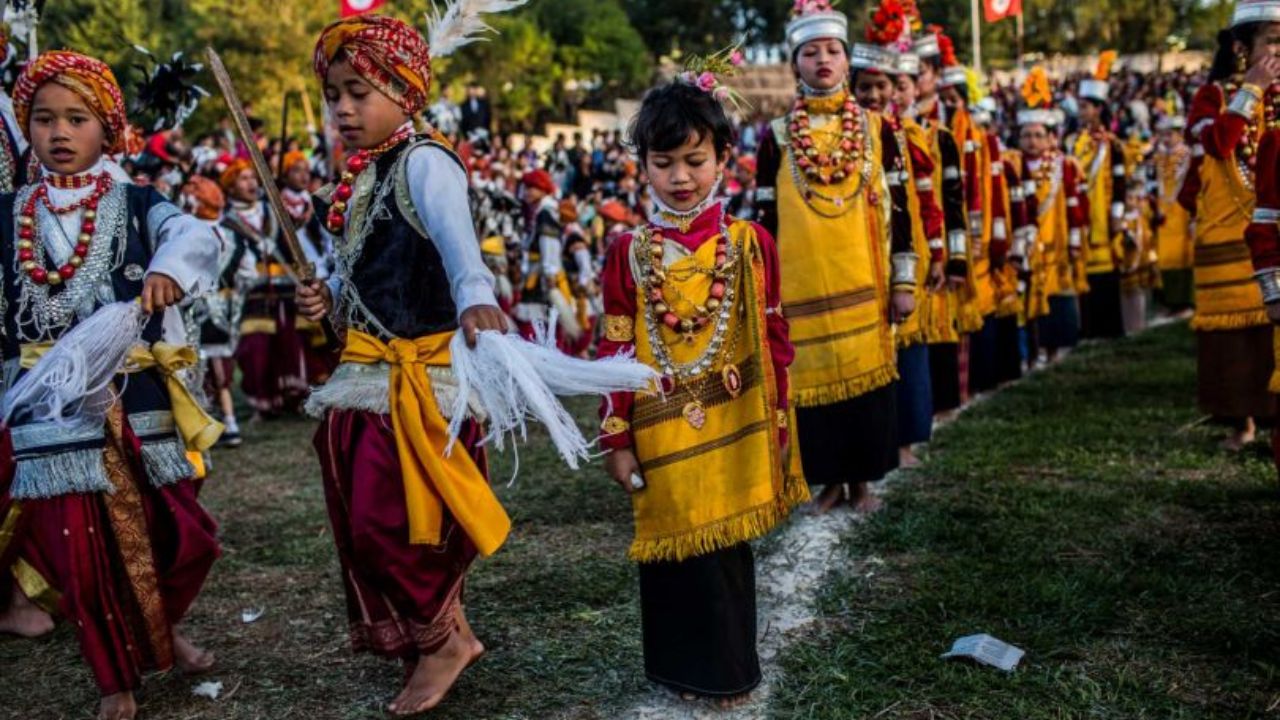 मुलगी आणि तिची मुले लग्नानंतर आईचे आडनाव लावतात. तर नवरा आपल्या सासरच्या घरी राहतो