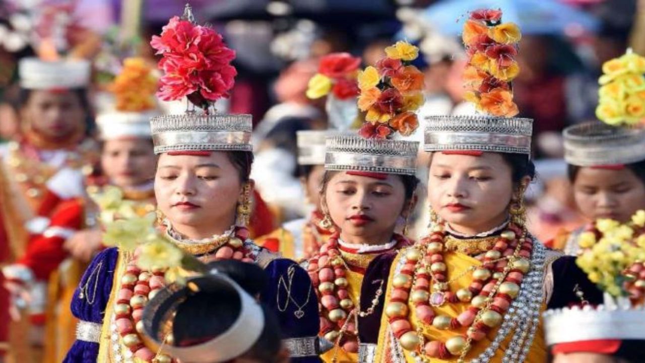 मेघालयमध्ये एकाच गोत्रातील दोन व्यक्तींच्या विवाहाला परवानगी नाही. त्याच्या लग्नांमध्ये काही मनोरंजक प्रथा आणि परंपरा आहेत ज्यात मुली मुलांना प्रपोज करतात