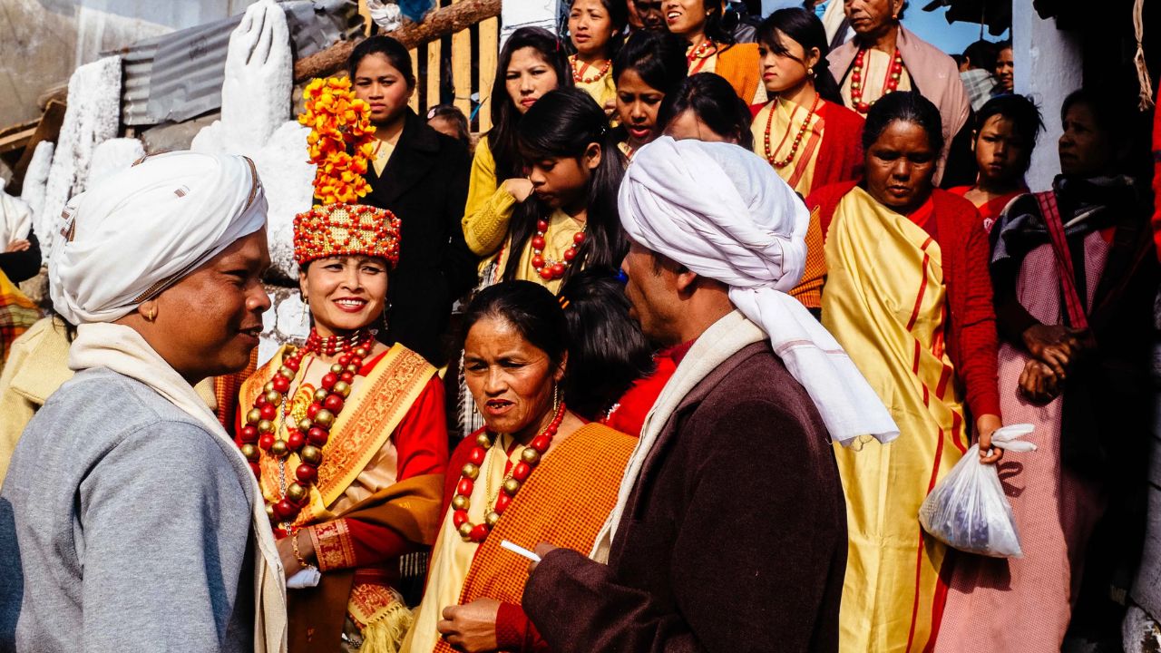 मेघालयात पारंपारिक विवाह खूप गुंतागुंतीचे असतात. या राज्यात मुला-मुलींचे लग्न तेव्हाच होतात जेव्हा दोन्ही कुटुंबे संमती देतात. हा समारंभ वधूच्या घरी होतो आणि जोडपे एकमेकांना अंगठी देतात