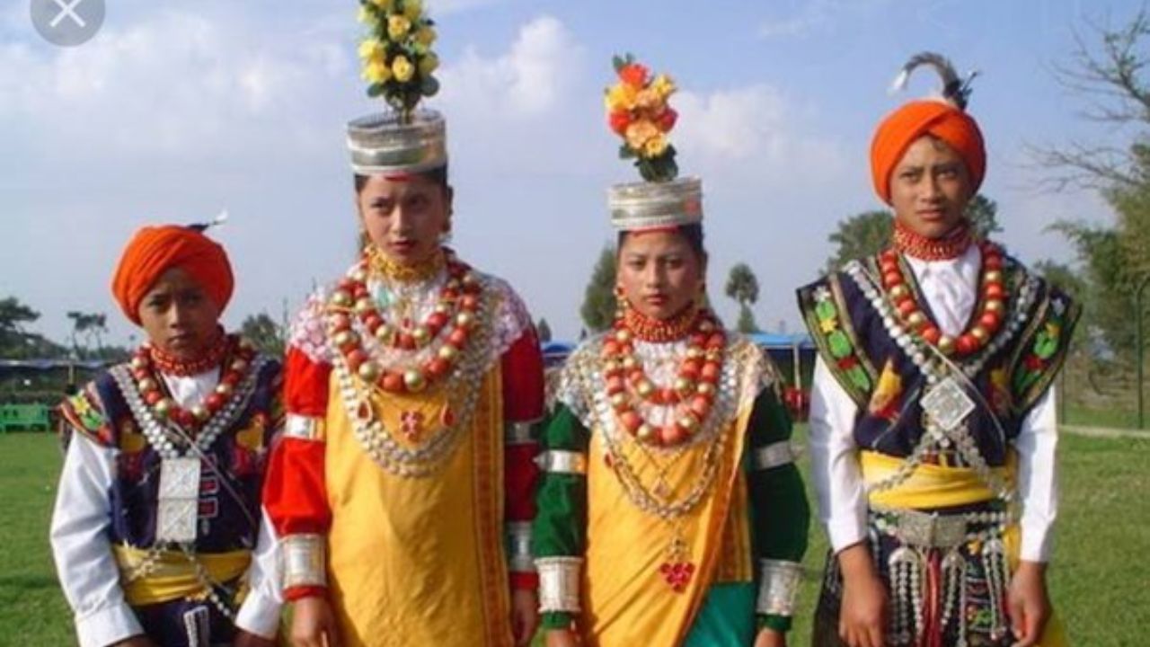 मेघालयातील खासी जमातीत हुंडा प्रथेला बंदी आहे. यांची लग्नसमारंभातील पेहरावाची शैली देखील अनोखी असते. स्त्रिया पारंपारिक दागिने घालतात, वधूच्या पोशाखाला स्थानिक भाषेत धारा म्हणतात