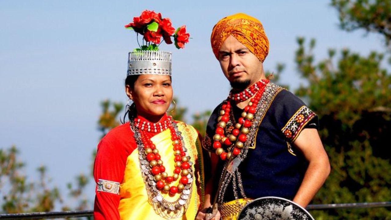 मेघालयातील खासी जमातीमध्ये लग्नाबाबत ही वेगळी प्रथा आहे. इथे वंश वडिल नाही तर आई चालवते. म्हणजे कुटुंब मातृवंशीय पद्धतीने चालवले जाते