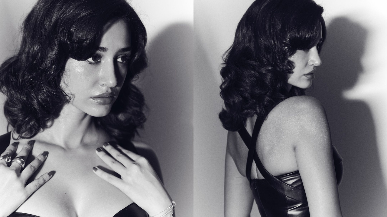 ओपन हेअर्स आणि लूकला साजेशा मेकअप करून अभिनेत्रीने आपले लुक पूर्ण केले आहे.