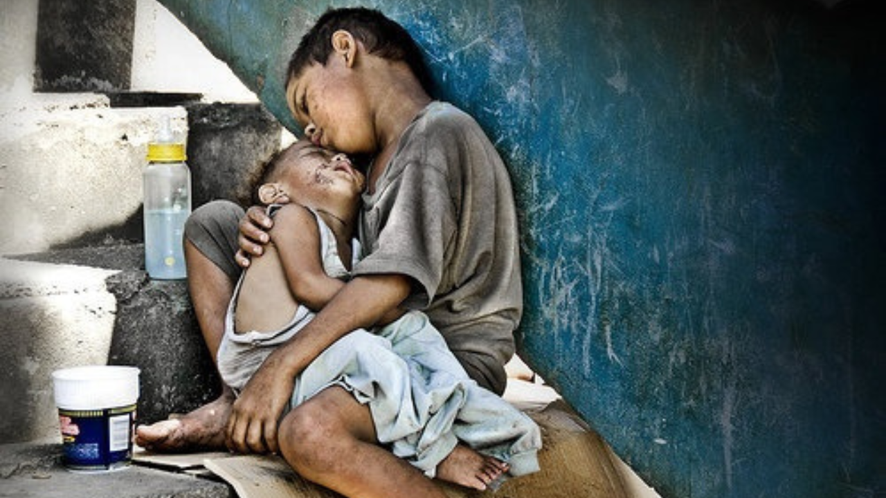 या यादीत मध्य आफ्रिकन देश रिपब्लिकचे नाव तिसऱ्या क्रमांकावर आहे. या देशातील लोकांचे वार्षिक उत्पन्न1120 डॉलर्स म्हणजेच 93,996 रुपये आहे. 