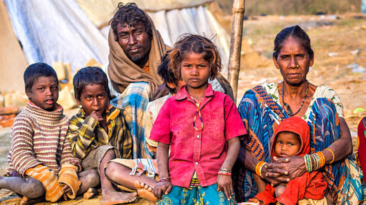 सुदान हा जगातील सर्वात गरीब देश मानला जातो. GDP नुसार येथील लोकांचे वार्षिक उत्पन्न केवळ 455.16 डॉलर म्हणजेच 38,196 रुपये आहे.