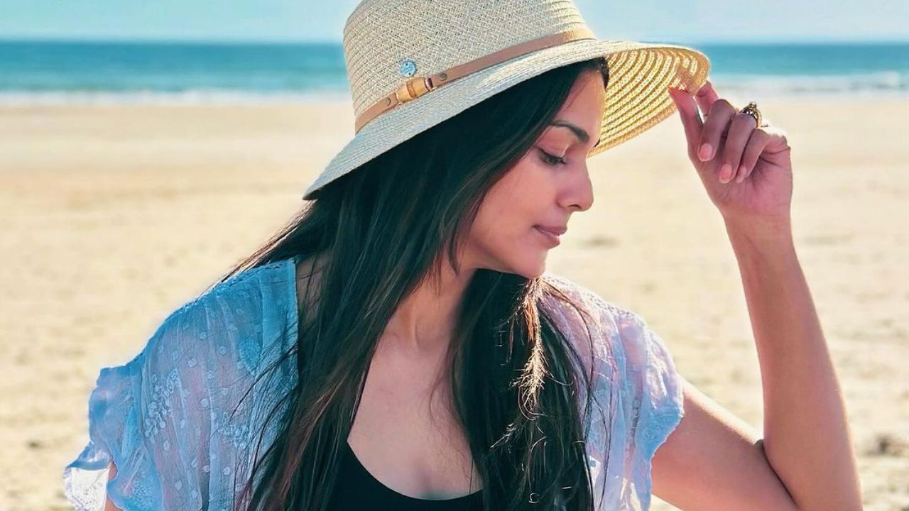 अभिनेत्रीने शेअर केलेल्या पहिल्या फोटोमध्ये ती एका सुंदर आणि आकर्षित बीचवर दिसून येत आहे. त्यात तिचे काळ्या रंगाचे टीशर्ट आणि त्यावर मोहक पांढरे जॅकेट घातले आहे. आणि डोक्यामध्ये तिने बीच हॅट घातली आहे ज्यामध्ये ती खूप डॅशिंग लुकमध्ये दिसत आहेत. 
