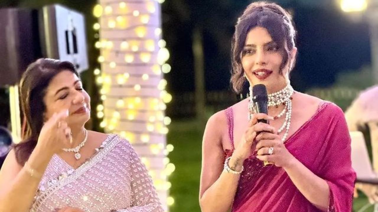 प्रियांकाने या गुलाबी साडीवरील लुक पूर्ण करण्यासाठी डार्क आयशॅडो, बोल्ड आयलायनर, डार्क मस्कारा, जाड काजळ आणि सोबतच लाल रंगाची लिपस्टिक या सर्व सामग्रीचा वापर करून तिने हा लुक तयार केला आहे.
