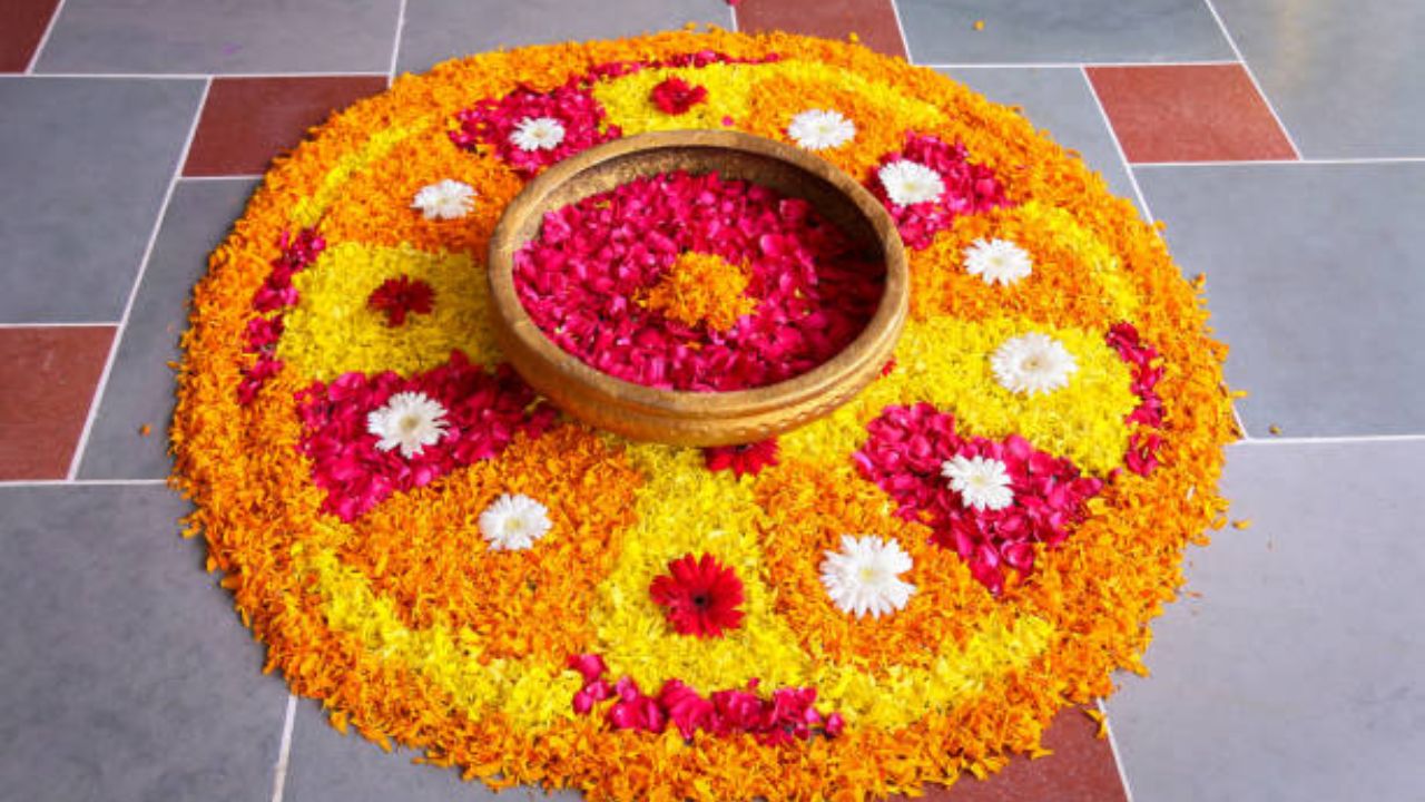 फुलांची रांगोळी दरामध्ये अधिक उठावदार दिसते. यासाठी तुम्ही गुलाबाच्या पाकळ्या, झेंडू आणि गोंड्याच्या फुलांचा वापर करू शकता. 