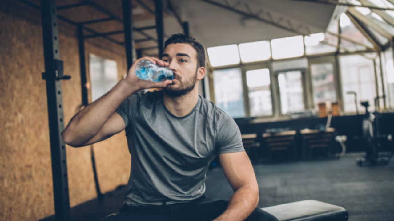 व्यायाम करताना पाणी प्यायल्यामुळे आरोग्यावर होणारे दुष्परिणाम