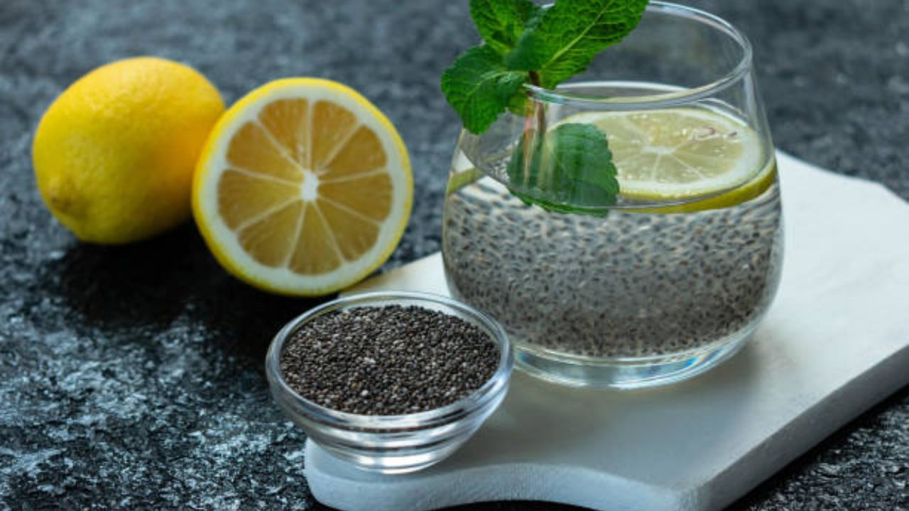 चिया सीड्सचे सेवन केल्याने अँटी-ऑक्सिडंट्स, प्रथिने, फायबर, कॅल्शियम वाढते. सकाळी उठल्यानंतर एक ग्लास पाण्यात एक चमचा चिया सीड्स मिक्स करून पाणी प्यावे.  