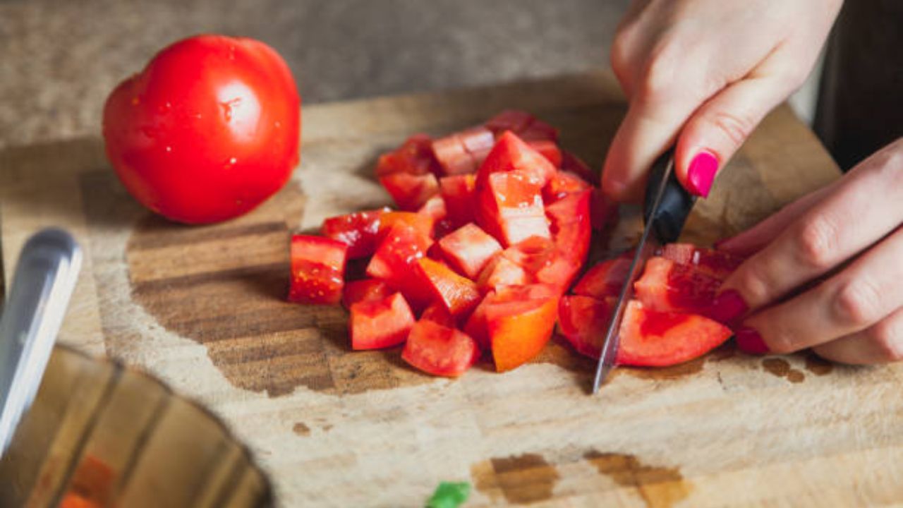 त्वचेसाठी टोमॅटो फायदेशीर आहेत. टोमॅटोपासून बनवलेला फेस पॅक किंवा फेस मास्क चेहऱ्याला लावल्यास चेहऱ्यावरील मृत त्वचा निघून जाऊन त्वचा उजळण्यास मदत होते.  