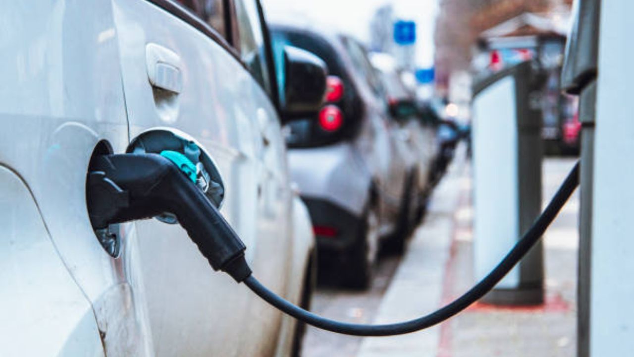 आता देशभरातील इलेक्ट्रीक चार्जिंग स्टेशन कळणार,  MG Motors ने लॉंच केले Ehub प्लेटफॉर्म फोटो सौजन्य- iStock