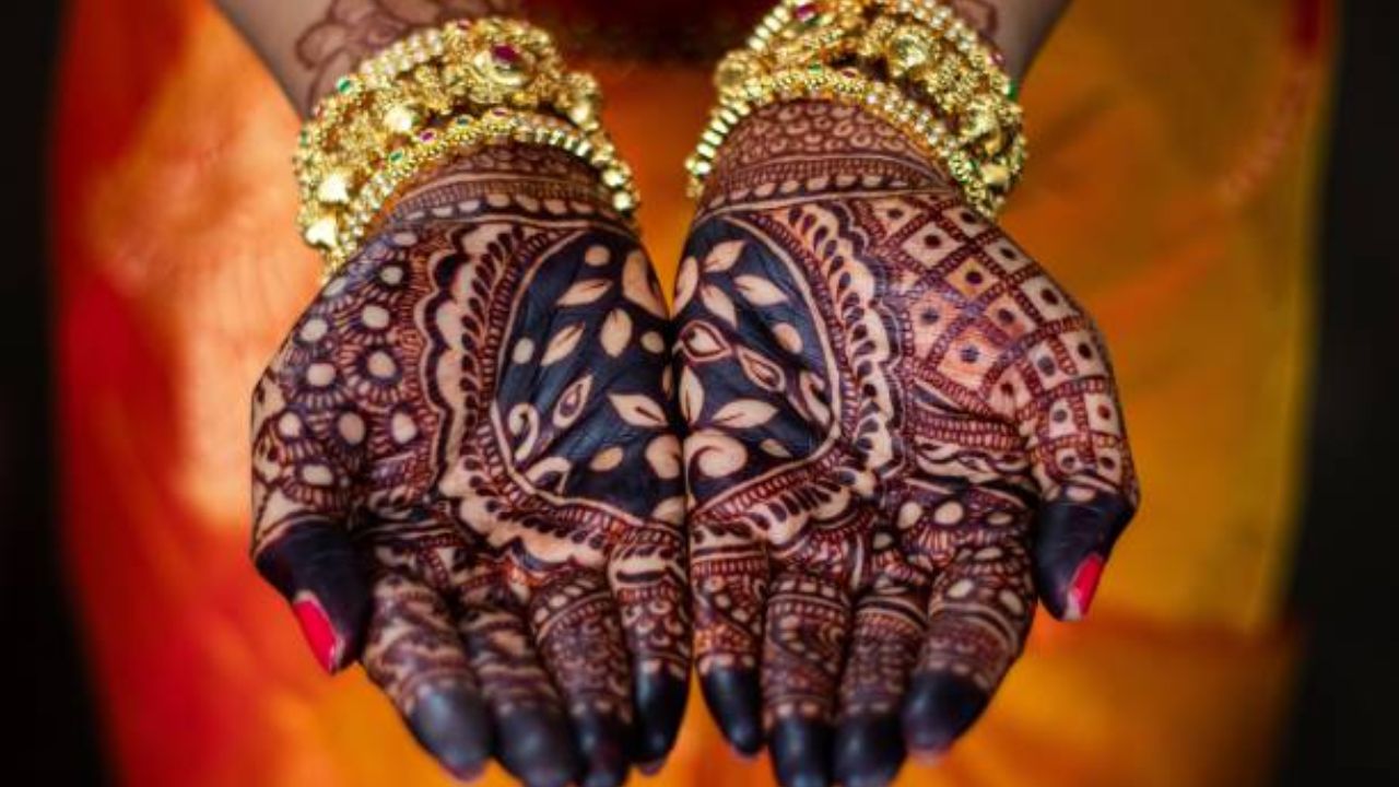 मेहंदीचा रंग आणखीन गडद करण्यासाठी 'हे' घरगुती उपाय करा