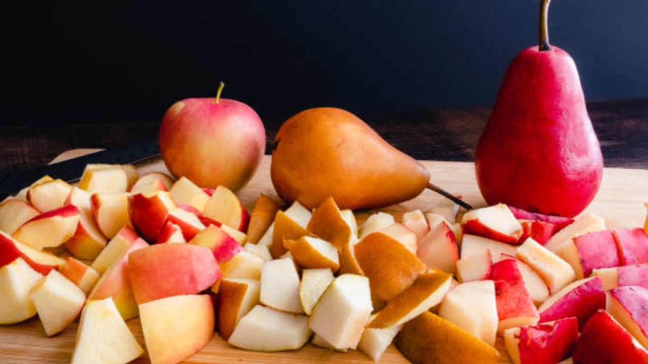  लाल नाशापातीमध्ये  फायबर आणि पोटॅशियम मुबलक प्रमाणात आढळून येते, जे हृदयाच्या आरोग्यासाठी प्रभावी आहे. उच्च रक्तदाबाच्या समस्येपासून आराम मिळवण्यासाठी लाल नाशापाती खावे. 