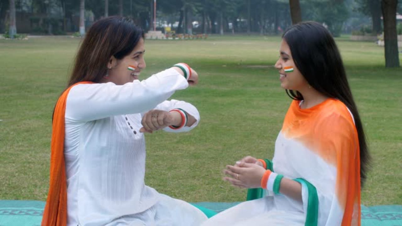 बाजारात सगळीकडे तिरंगी हॅंडबॅंड उपलब्ध झाले आहेत. हे तिरंगी हॅंडबॅंड हातामध्ये घातल्यानंतर तुमचे हात अधिक सुंदर दिसतील. 