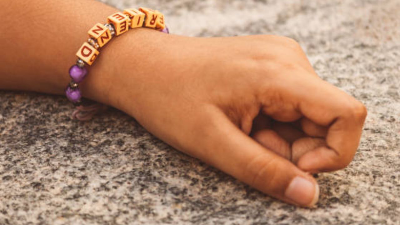 फ्रेंडशिप डे ला मित्र मैत्रिणीच्या हातावर बांधा 'हे' खास बँड्स 
