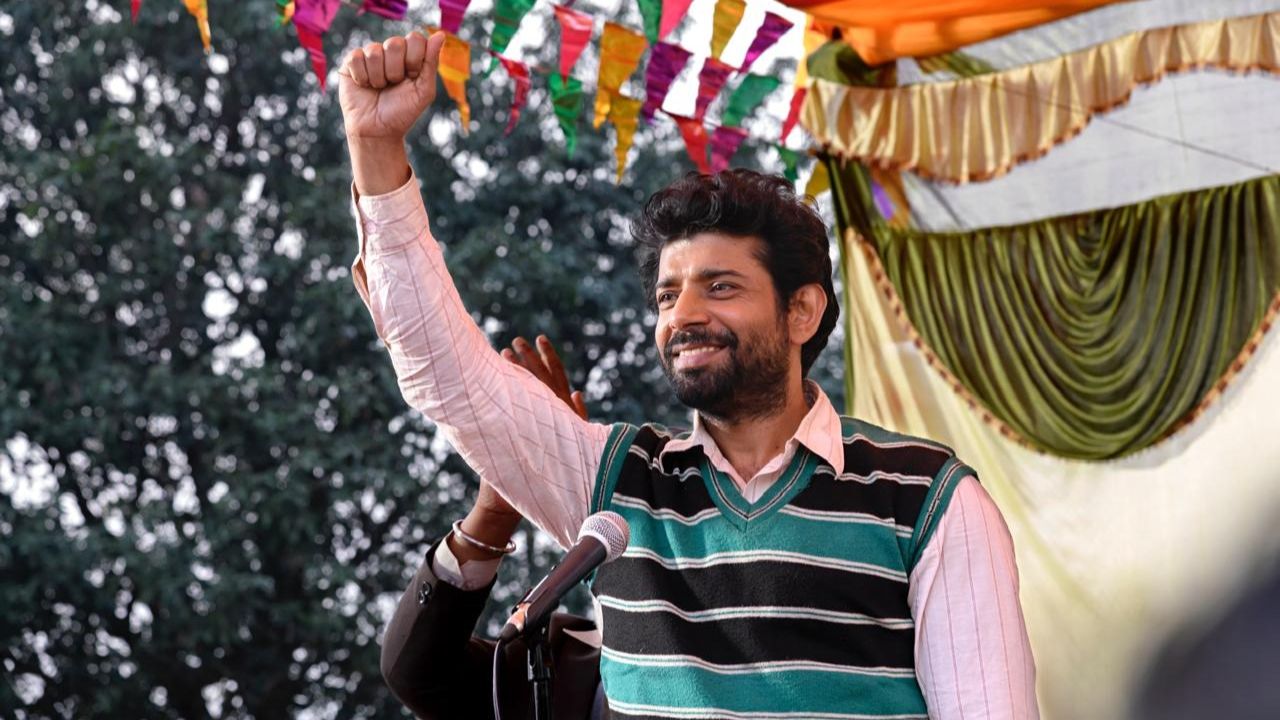 विनीत कुमार च्या नुकत्याच रिलीज झालेल्या ‘घुसपैठिया’ या अभिनेत्याने सायबर क्राइम थ्रिलरमध्ये पोलीस अधिकारी म्हणून चांगला ठसा उमटवला आहे. व्यावसायिक कर्तव्ये आणि वैयक्तिक दु:ख यात अडकलेल्या माणसाची गुंतागुंत दाखवून अभिनेत्याने आपला अभिनय पराक्रम प्रसिद्धीच्या झोतात आणला.