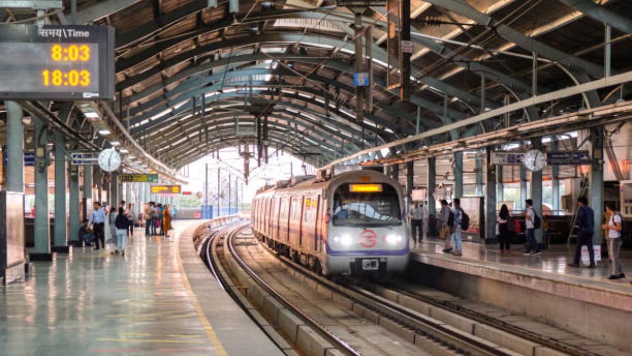 दिल्ली मेट्रोचा आणखी एक व्हिडीओ व्हायरल; प्रवाशावर चप्पलांचा वर्षाव