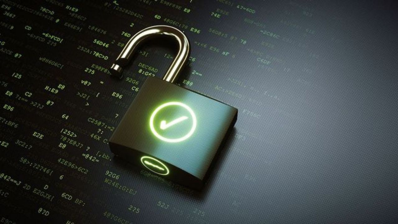 End-to-End Encryption: WhatsApp वरील सर्व मेसेज, कॉल, फोटो, व्हिडिओ आणि इतर प्रकारची माहिती End-to-End Encryption, म्हणजे फक्त तुम्ही आणि तुम्ही ज्या व्यक्तिला पाठवत आहात तीच व्यक्ति ही माहिती पाहू शकते.