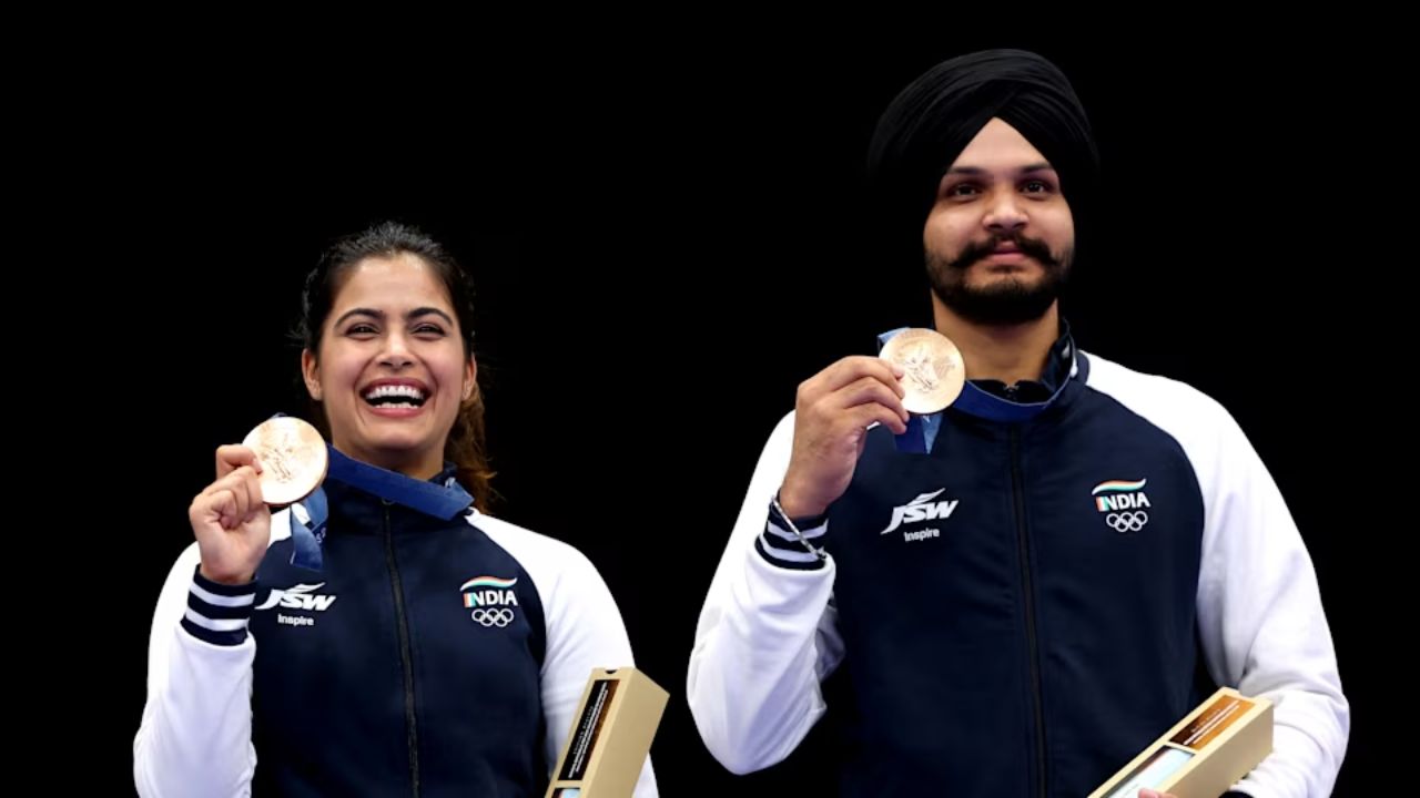 भारताच्या नेमबाजांनी दुसरे पदक सुद्धा शूटिंगमधून मिळवून दिले आहे. भारताची मिक्स टीम सरबजोत सिंह आणि मनु भाकर आणि भारताला पॅरिस ऑलिम्पिकमधील दुसरे पदक मिळवून दिले आहे. फोटो सौजन्य - पॅरिस २०२४