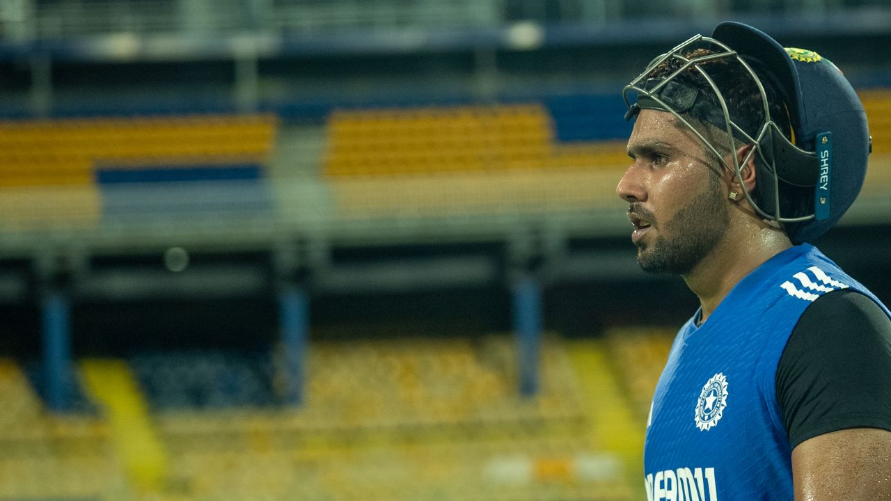 त्याचबरोबर कोलकाता नाईट रायडर्सचा गोलंदाज हर्षित राणा याचे एकदिवसीय आंतरराष्ट्रीय भारतीय संघामध्ये पदार्पण होणार आहे. त्यामुळे त्याच्या कामगिरीवर चाहत्यांची नजर असणार आहे. 