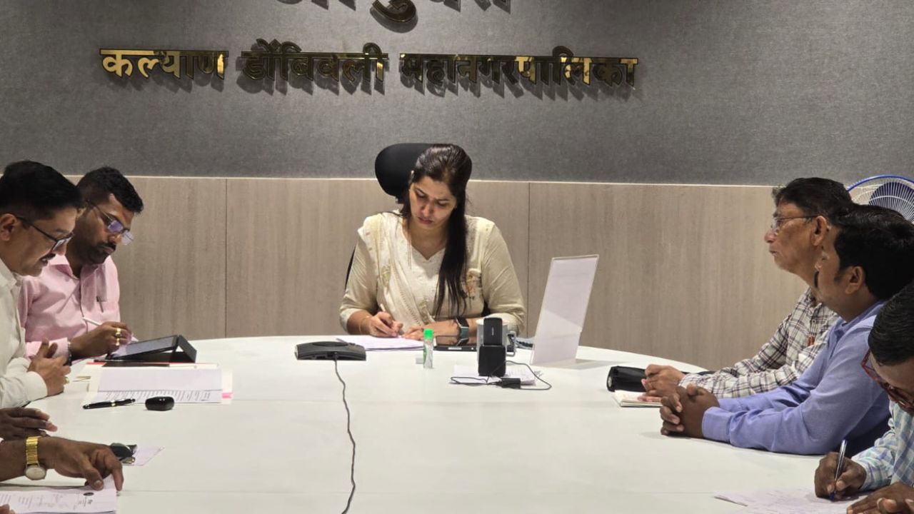 दिव्यांगाच्या समस्यांचे नियमित बैठक‍ा घेऊन निराकरण करावे – आयुक्त डॉ. इंदुराणी जाखड