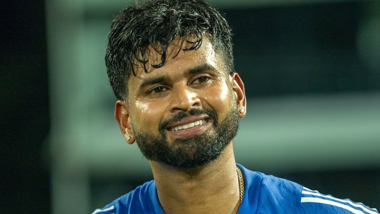 आयपीएल २०२४ नंतर भारताचा फलंदाज श्रेयस अय्यरला संघामध्ये स्थान देण्यात आले आहे. त्यामुळे श्रीलंका दौऱ्यातील त्याच्या कामगिरीवर क्रिकेट चाहत्यांची नजर असेल. 