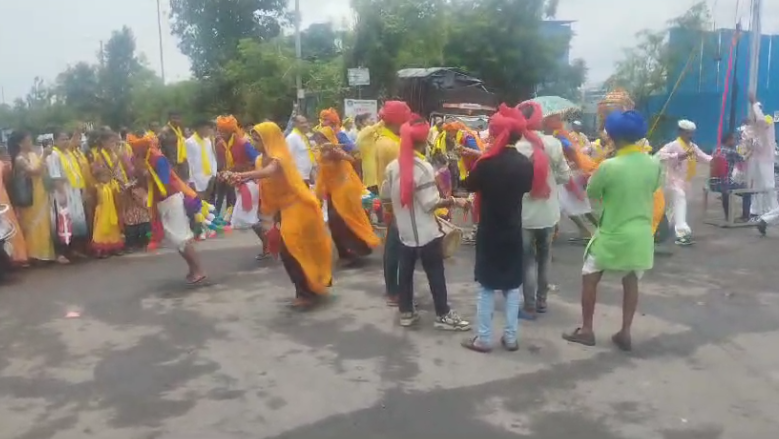 जागतिक आदिवासी दिनानिमित्त पनवेलमध्ये आदिवासी नृत्याचे सादरीकरण