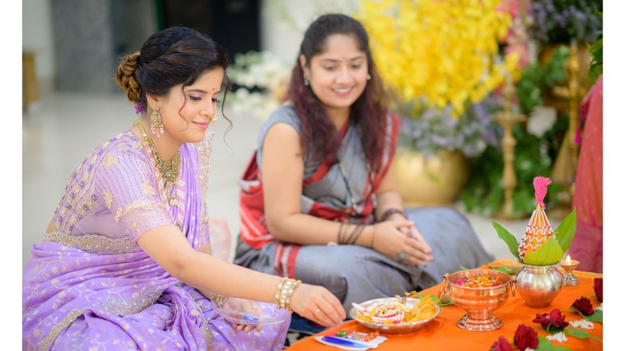 आपल्या कुटुंबीय आणि मैत्रिणींसह अमृताने मंगळागौरीचं व्रत आणि पूजा यथासांग केली. यावेळी तिचा लुक पाहण्यासारखा होता