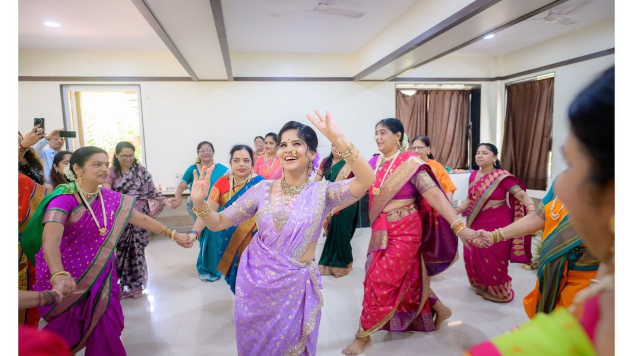 मंगळागौरीचे खेळही अमृताने खेळले असून या फोटोंमधून तिच्या चेहऱ्यावरील आनंद दिसून येतोय. अमृता आणि प्रसादने नक्कीच यावेळी मजा केली असणार 