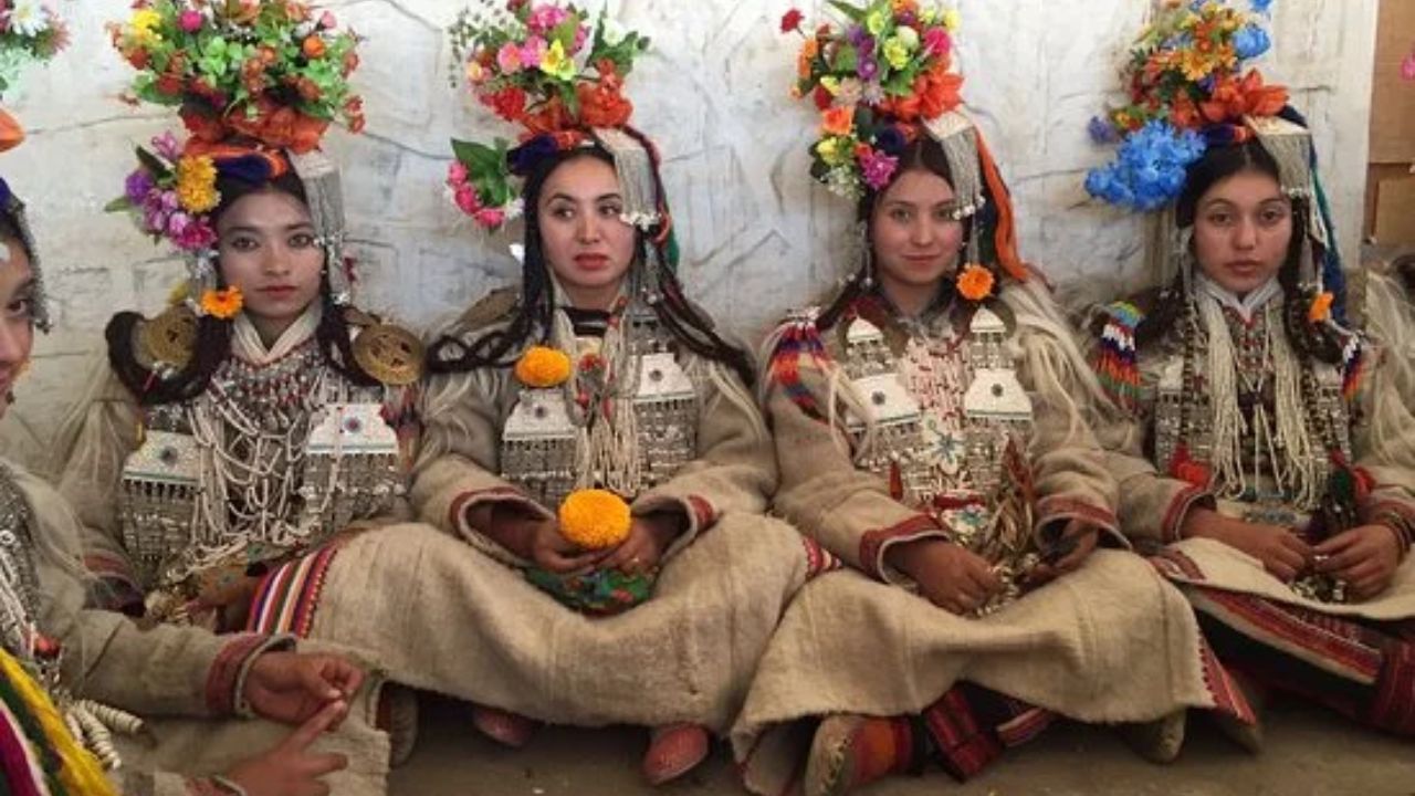 लडाखमधील या गावात प्रेग्नन्ट होण्यासाठी येतात परदेशी महिला कारण जाणून तुम्हाला आश्चर्य वाटेल