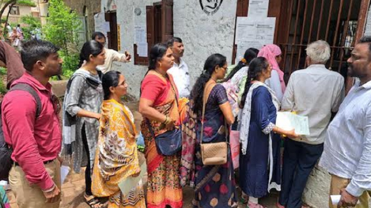 लाडक्या बहिणींची पिळवणूक; बँकेच्या अधिकाऱ्यांकडून महिलांना अरेरावीची भाषा
