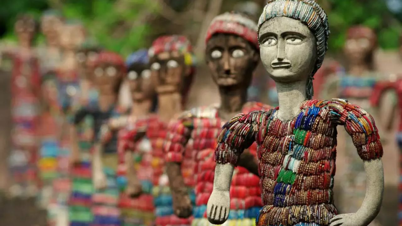 चंदीगड आपल्या सौंदर्यासाठीही प्रसिद्ध आहे. जिथे दुरून लोक फिरायला जातात.