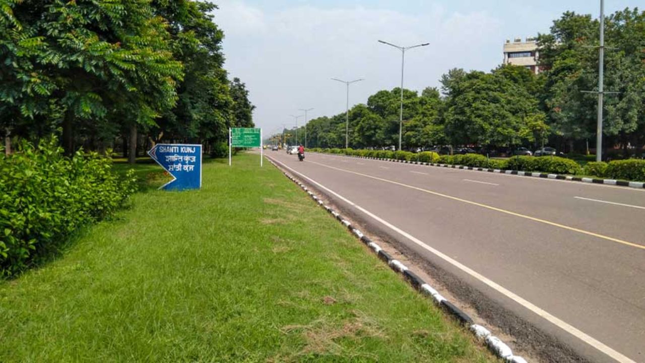 वास्तविक, भारतात एकूण 4000 शहरे आहेत आणि दिल्ली हे भारतातील सर्वात मोठे शहर मानले जाते.