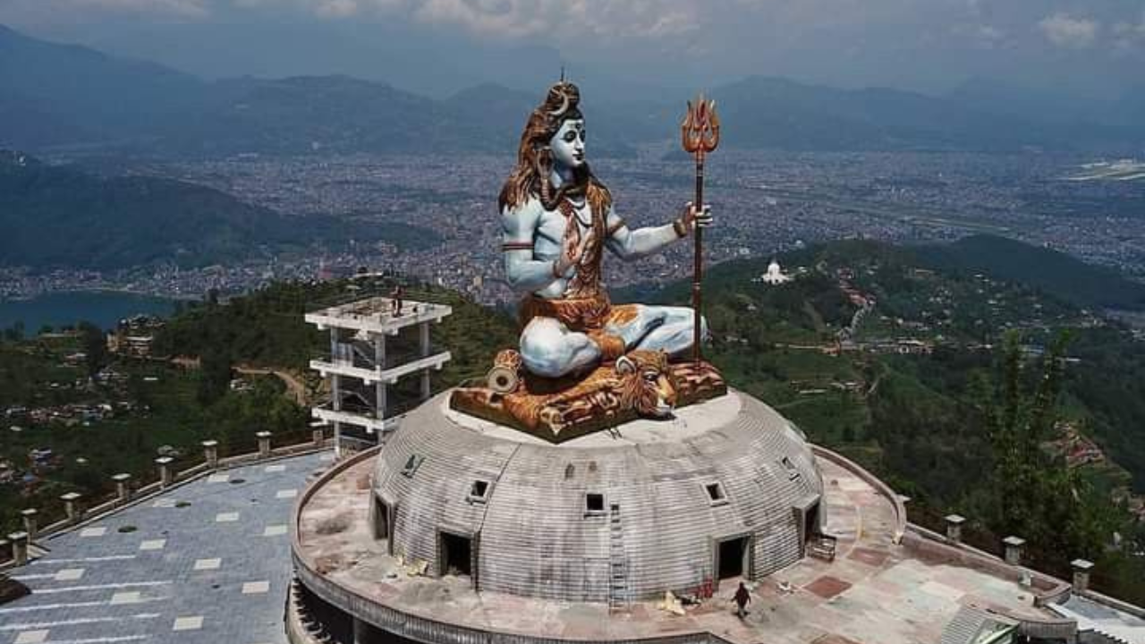 नेपाळ - नेपाळमधील काठमांडूमध्ये 144 फूट उंच महादेवांची मूर्ती आहे. कांठमांडूपासून काही अंतरावर असलेल्या या मूर्तीला  कैलाशनाथ महादेव असे म्हटले जाते
