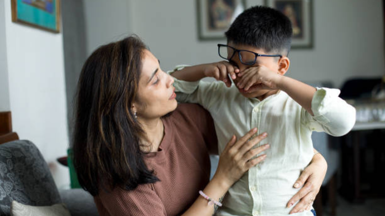 मोकळेपणाने बोलायला शिकवा - मुलांना आपले मत मोकळेपणाने मांडायला शिकवा. तसेच त्यांच्यासोबत कोणती चुकीची गोष्ट घडत असेल तर त्याविरोधात बोलायला शिकवा. कोणत्याही अनोखळी माणसावर लगेच विश्वास ठेवणे किती घातक ठरू याचे  पुरेपूर ज्ञान त्यांना द्या
