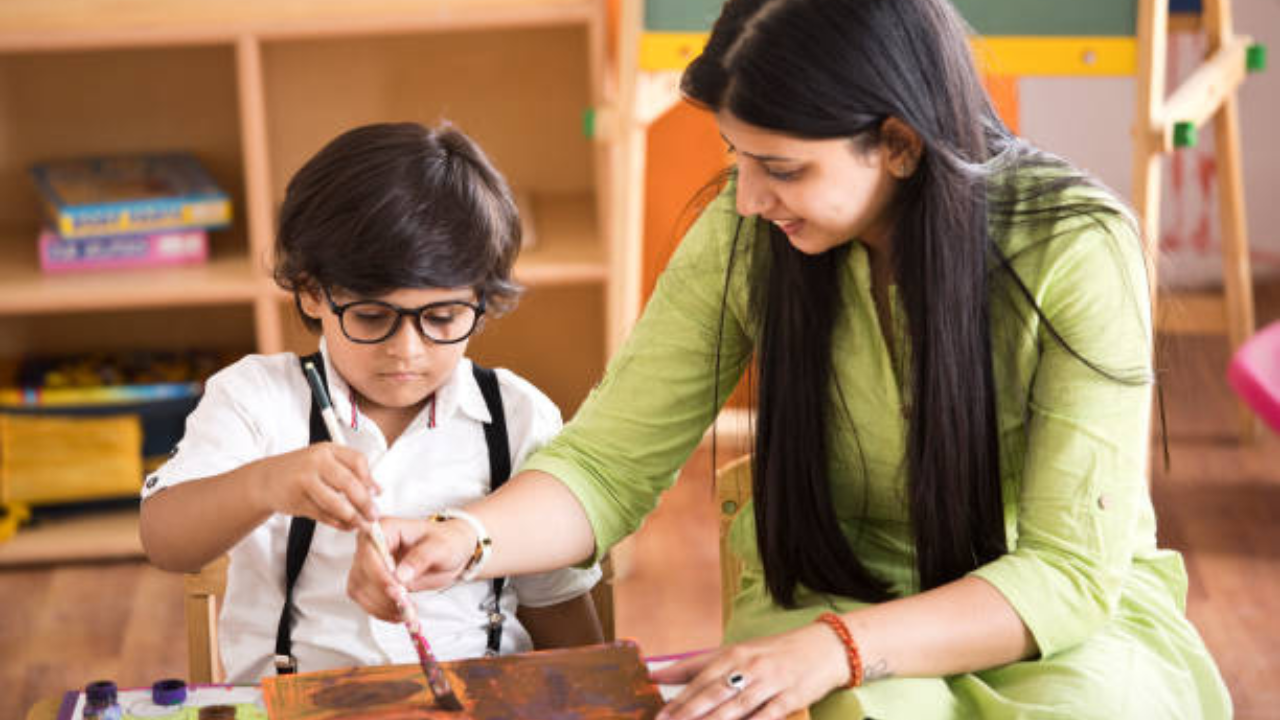 गोष्टी किंवा चित्राच्या रुपात समजवा - अनेकदा ज्या गोष्टी तोंडाने सांगून कळत नाहीत त्या चित्रांद्वारे अधिक सहजतेने समजतात. अशात तुम्ही चित्रांच्या मदतीने तुमच्या मुलांना Good Touch, Bad Touch चे प्रशिक्षण देऊ शकता. यावरून तुम्हाला नक्की काय सांगायचे आहे, ते त्यांना कळू शकेल 
