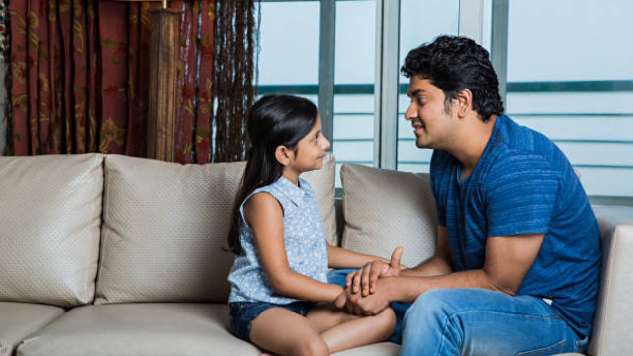 पर्सनल बाऊन्ड्रिज - पालकांनी आपल्या मुलांना खासगी मर्यादेचे शिक्षण देणे गरजेचे आहे. यामुळे कोणतीही चुकीची परिस्थिती ओढवल्यास मुलं थेट नाही बोलू शकतात. मुलांनी इतरांशी खेळताना अंगाशी मस्ती करु नये,  तसेच उगाच कुणाच्या अंगावर बसू नये, अनोळखी व्यक्तीशी थोड लांबूनच बोलावे अशा गोष्टी तुम्ही त्यांना शिकवू शकता 
