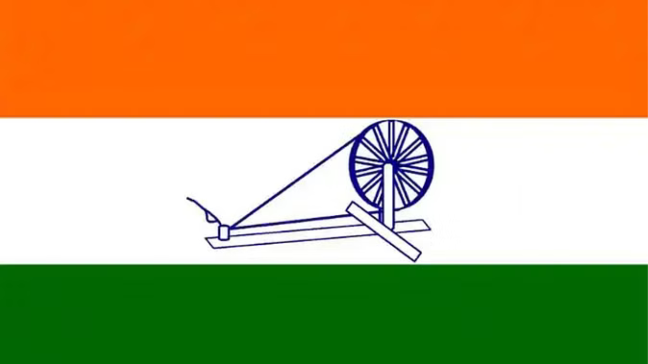 स्वतंत्र भारताला मान्यता देण्यासाठी राष्ट्रध्वज पुन्हा एकदा बदलण्यात आला. नवीन प्रस्तावित ध्वजात वरच्या बाजूला भगवा रंग, मध्यभागी पांढरा आणि शेवटी हिरव्या रंगाची पट्टी करण्यात आली आहे. यामध्ये मध्यभागी असलेल्या पांढऱ्या पट्टीमध्ये संपूर्ण चरखाही लहान आकारात दाखवण्यात आला होता. पांढऱ्या पट्ट्यातील चरखा हे राष्ट्राच्या प्रगतीचे प्रतीक असल्याचे म्हटले जात होते. हा नवीन ध्वज अधिकृतपणे भारतीय राष्ट्रीय काँग्रेसने स्वीकारला.
