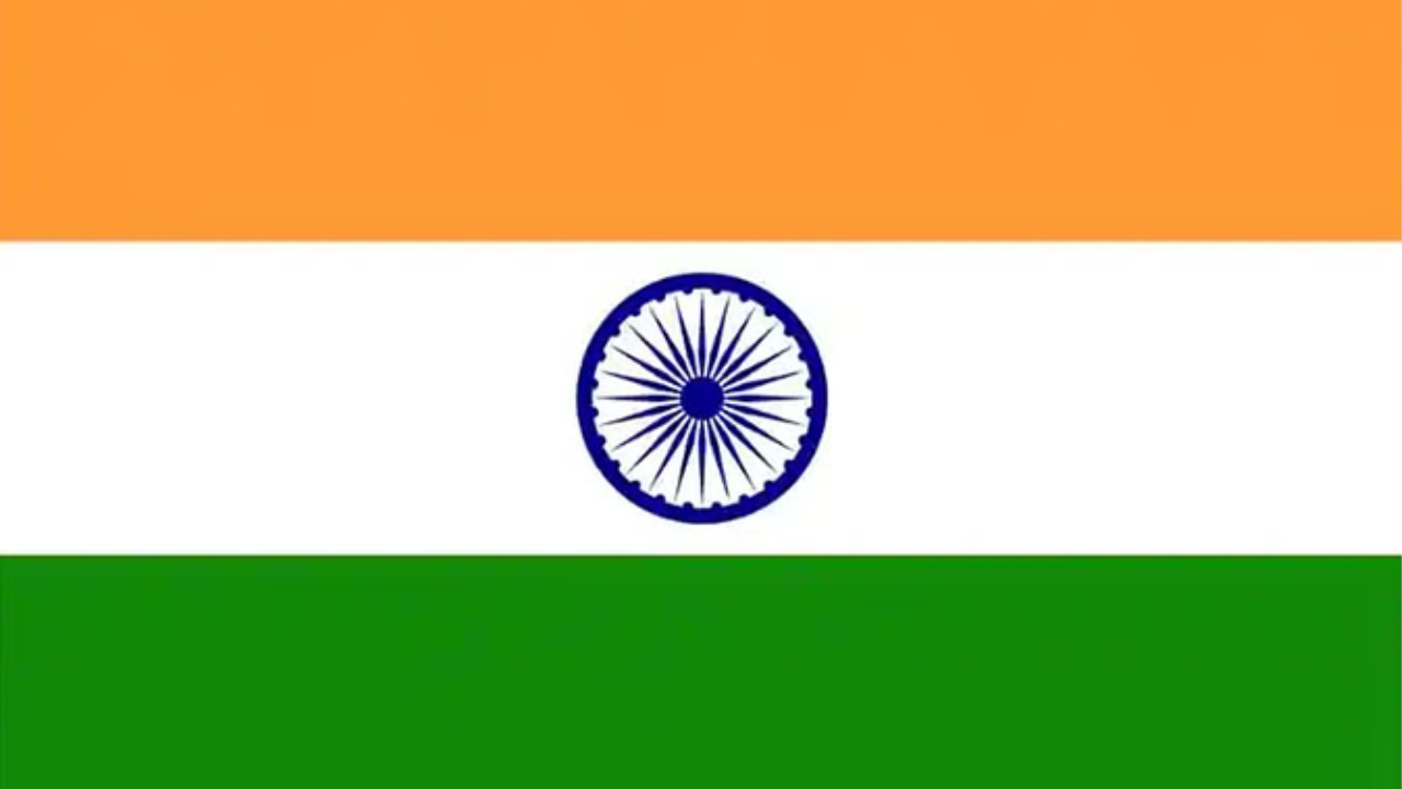 पाच वेळा राष्ट्रध्वज बदलल्यानंतर 15 ऑगस्ट 1947 रोजी भारत स्वतंत्र झाला तेव्हा या स्वातंत्र्यासोबतच देशाला नवा ध्वजही मिळाला, जो तिरंगा म्हणून ओळखला जाऊ लागला. यात ध्वजातील फिरत्या चाकाऐवजी मौर्य सम्राट अशोकाचे धर्मचक्र गडद निळ्या रंगात चित्रित करण्यात आले होते.यात वरच्या बाजूला भगवा, मध्यभागी पांढरा आणि तळाशी हिरवा पट्टा आहे.
