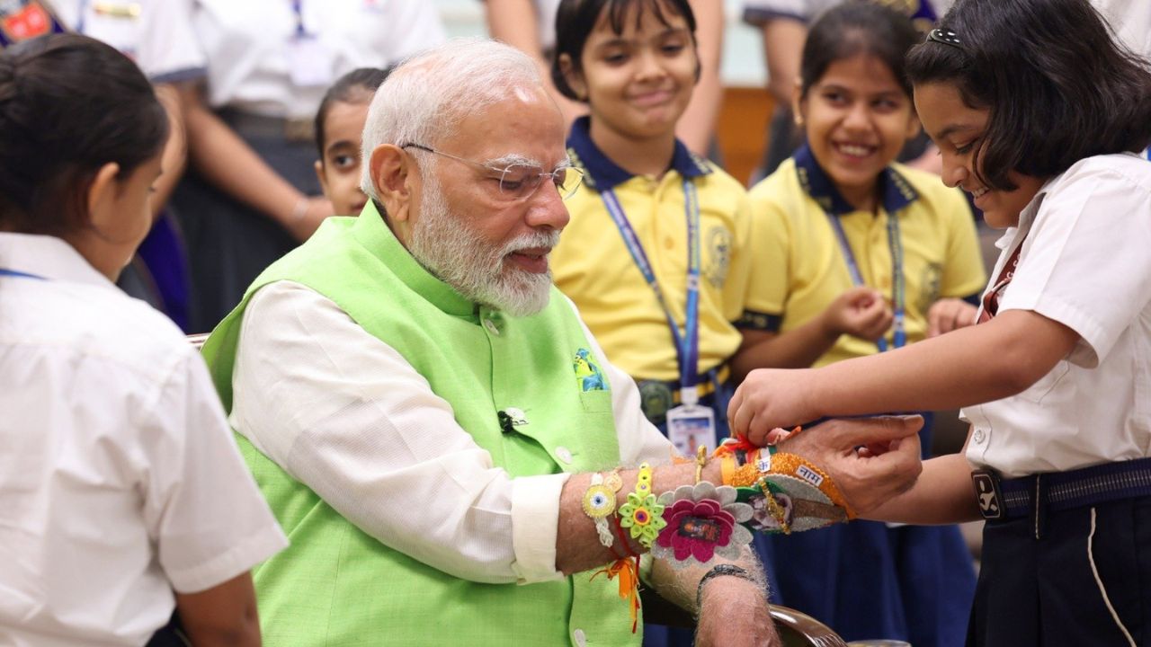 यावेळी शाळकरी मुलींनी पंतप्रधान मोदींच्या हाती आनंदाने राख्या बांधल्या. 