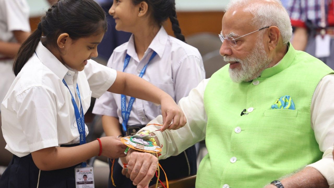 यावेळी पंतप्रधान मोदींनी शाळकरी मुलांसोबत आनंदाने गप्पा मारल्या. 