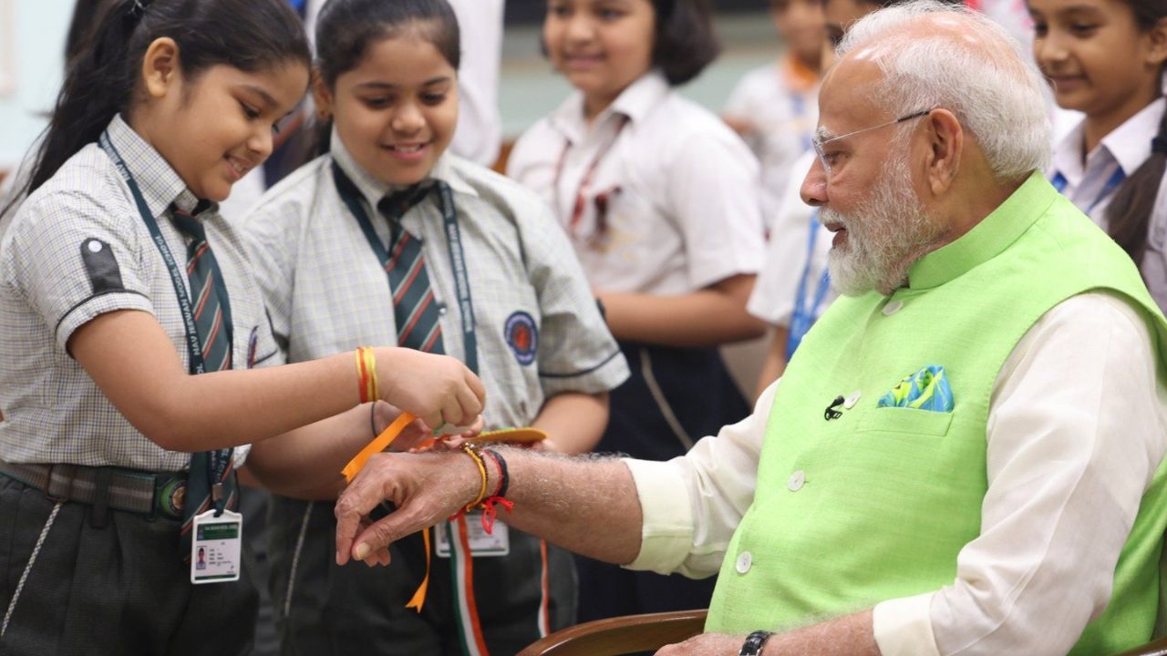 या राखीमध्ये एक झाड आईच्या नावे हा संदेशही लिहिण्यात आला आहे.