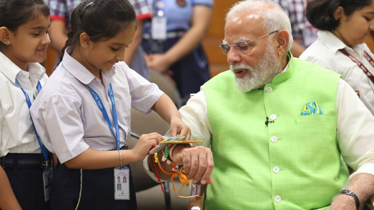 शाळकरी मुलींनी राखी बांधल्यानंतर पंतप्रधान मोदींनी त्यांना आशिर्वाद दिले. 