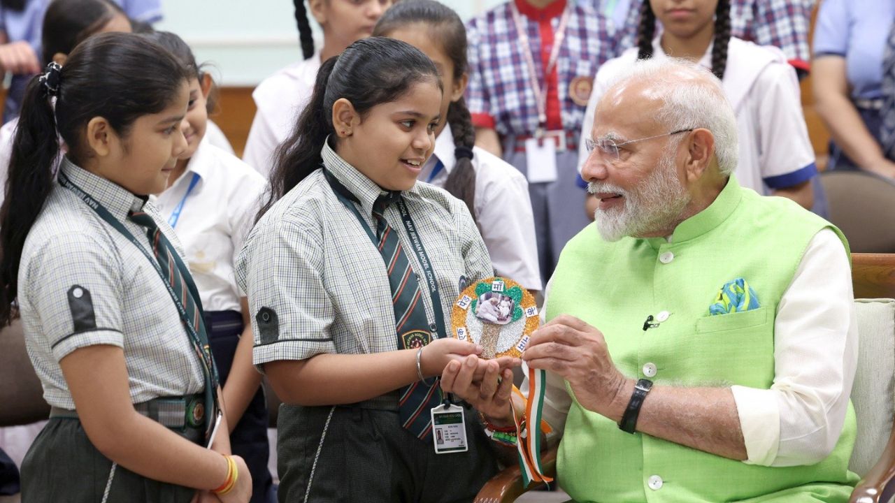 यातील एका राखीमध्ये पंतप्रधान मोदी यांच्या मातोश्रींचा फोटो आहे. 