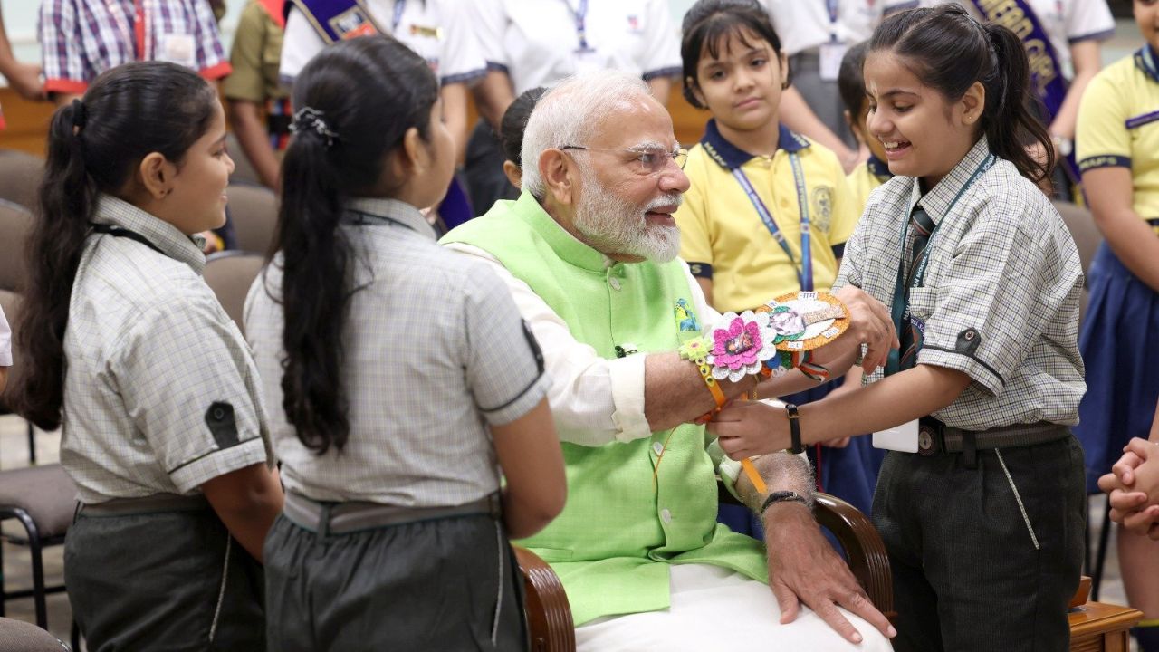 पंतप्रधान नरेंद्र मोदी यांनी आजचा रक्षाबंधनाचा सण शाळकरी मुलींसोबत साजरा केला.