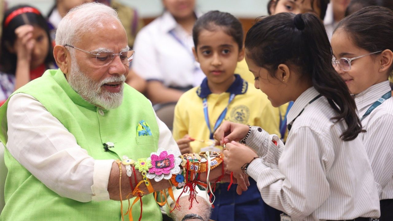 पंतप्रधान मोदींनी शाळेतील मुलींसोबत साजरा केला रक्षाबंधनाचा सण (फोटो सौजन्य - Narendra Modi X account )