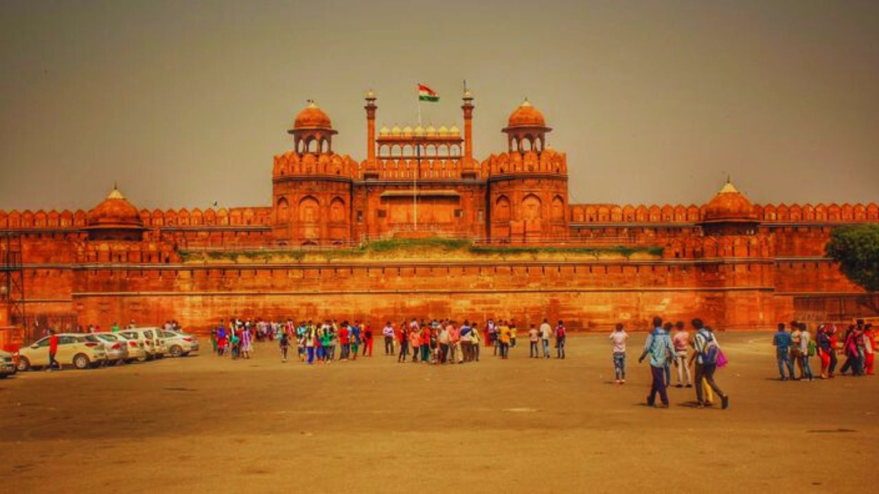 मुघलांचे राजघराणे या किल्ल्याला मुबारक किल्ला असेही म्हणत. लाल किल्ला पूर्वी पांढऱ्या रंगाचा होता, जो इंग्रजांनी लाल रंगात रंगवला होता, त्यानंतर त्याचे नाव लाल किल्ला पडले. 