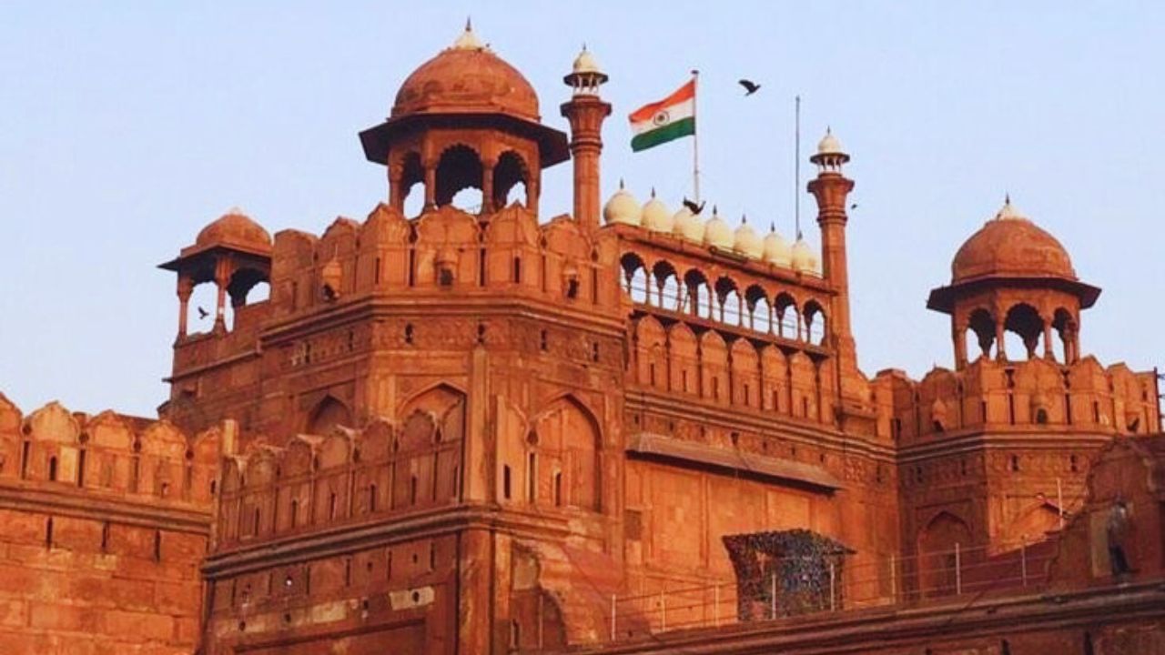 दरवर्षी स्वातंत्र्यदिनी पंतप्रधान लाल किल्ल्यावरून ध्वजारोहण करतात.  या किल्ल्यावर दिवाण-ए-आम, दिवाण-ए-खास, मोती मशीद, रंगमहाल अशा अनेक सुंदर आणि खास इमारती आहेत.